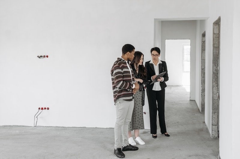 landlord showing property to tenants